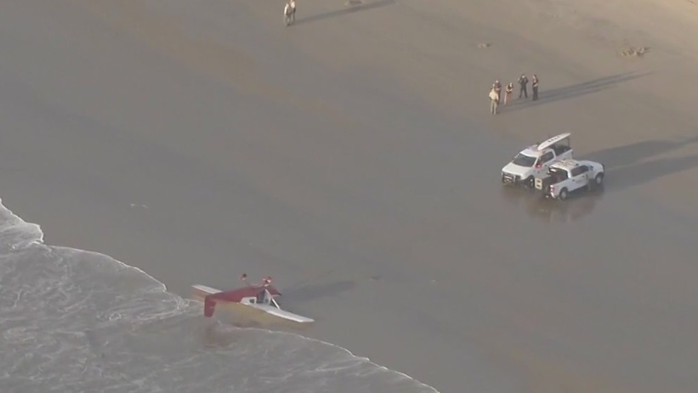 Small plane makes emergency landing on Santa Monica beach