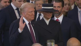 Donald Trump appears to not place hand on bible