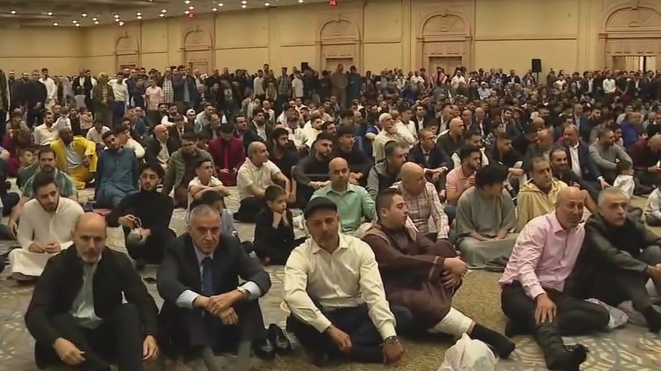 Eid al-Fitr prayer breakfast held in Rosemont to celebrate end of Ramadan