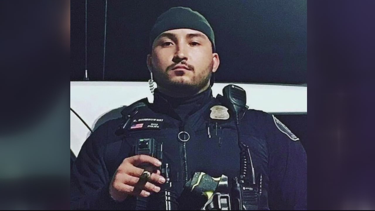 Detroit officer accused of pointing gun at girlfriend while drunk | FOX ...