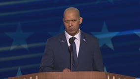 Capitol police officer supports Kamala Harris at DNC