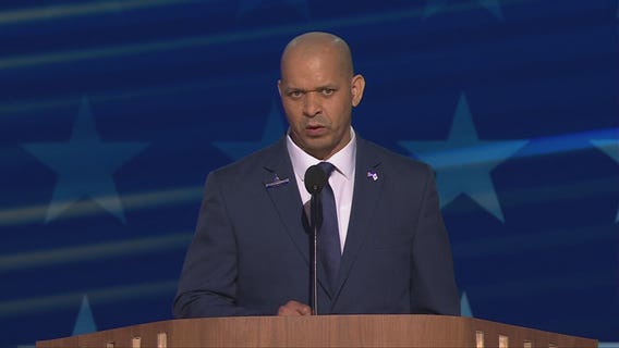 Capitol police officer supports Kamala Harris at DNC