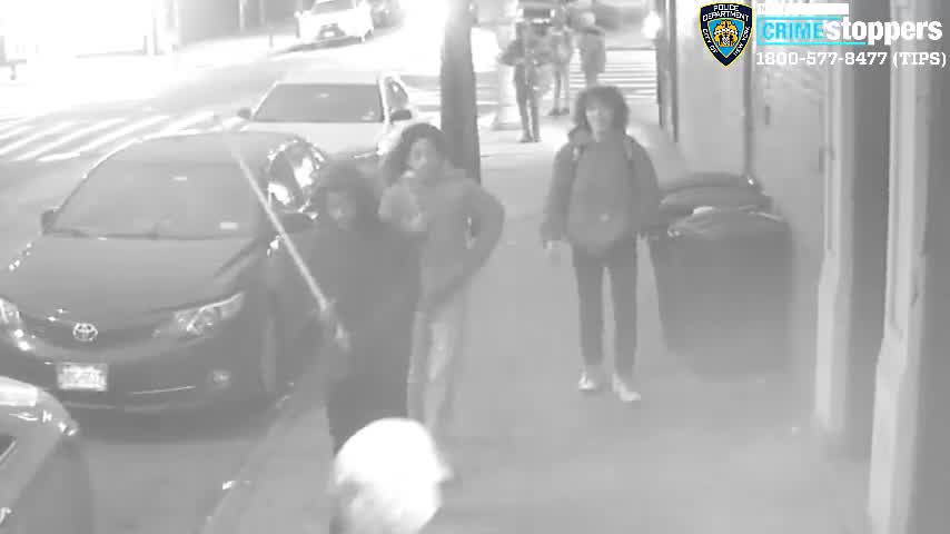 NYPD searches for suspects in Queens violent robbery | FOX 5 New York