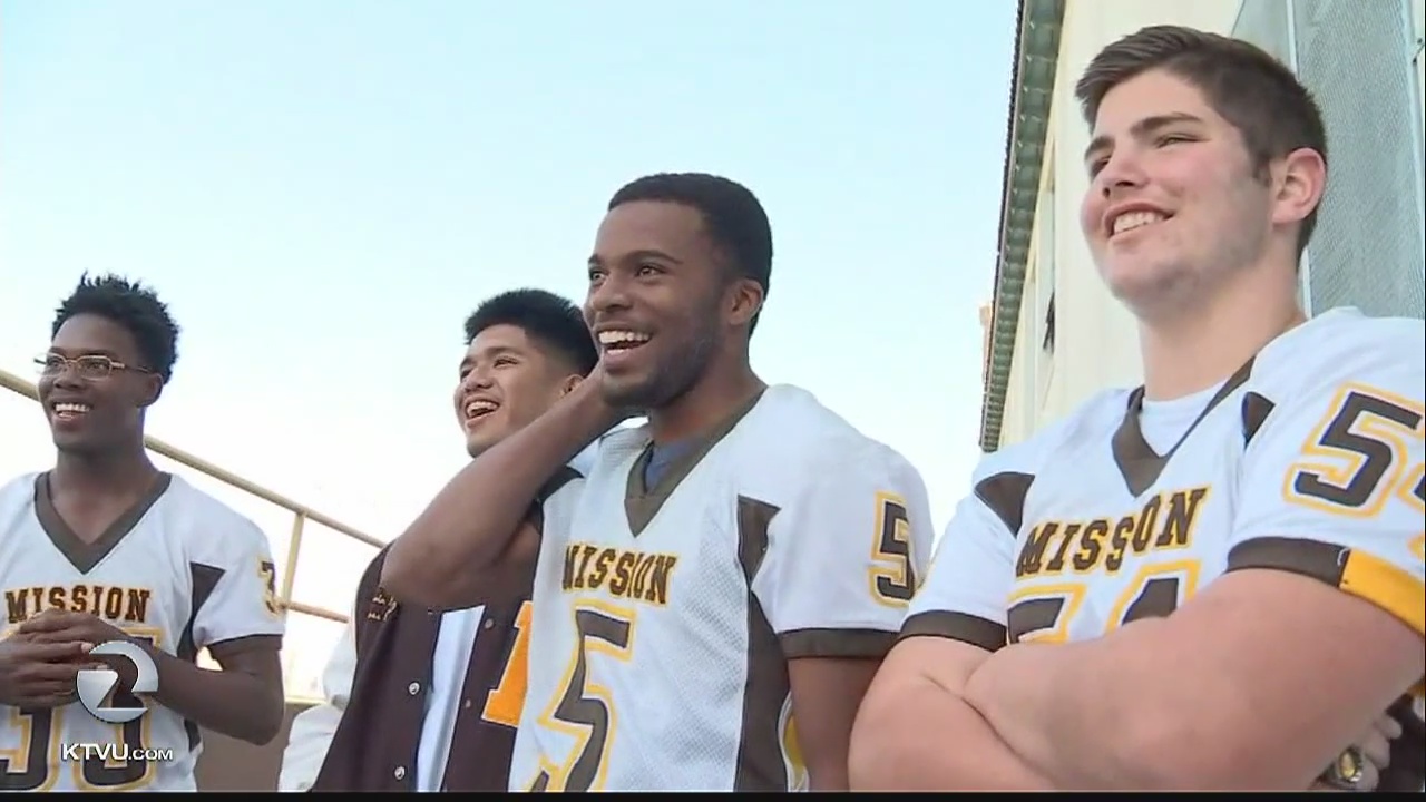 Mission H.S. football players kneel in support of Kaepernick
