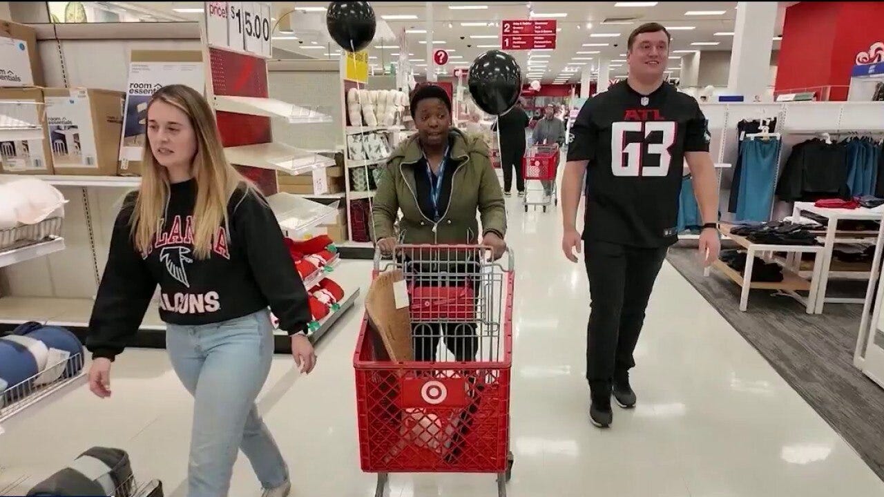 Atlanta Falcons' Chris Lindstrom takes young adults shopping