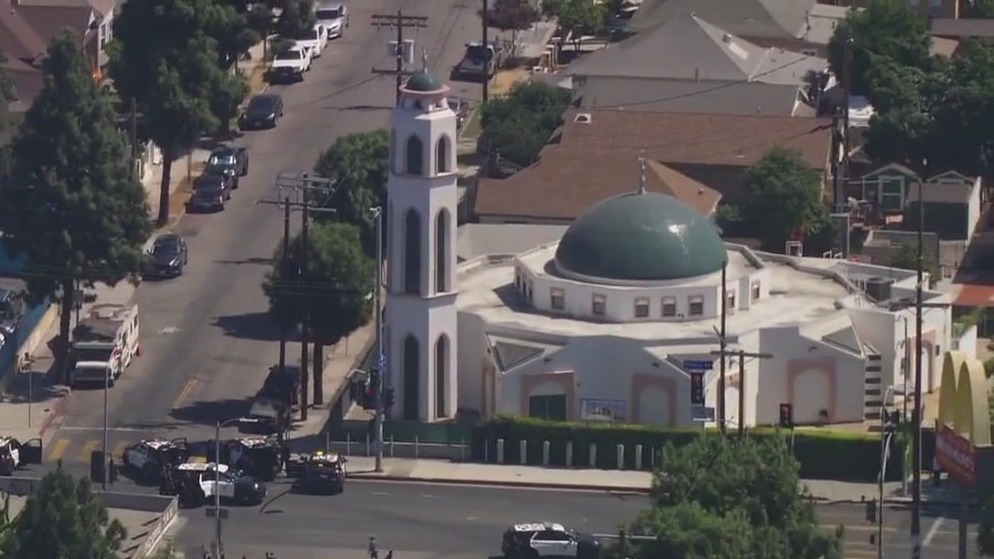 Man threatening Islamic Center in LA: report