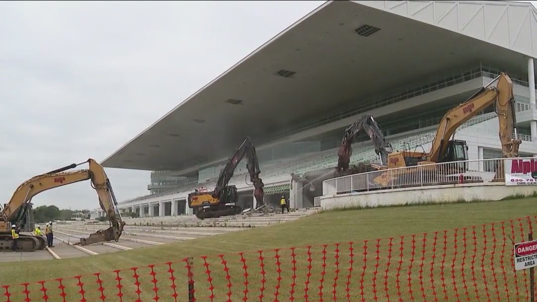 Chicago Bears begin demolition on Arlington Park