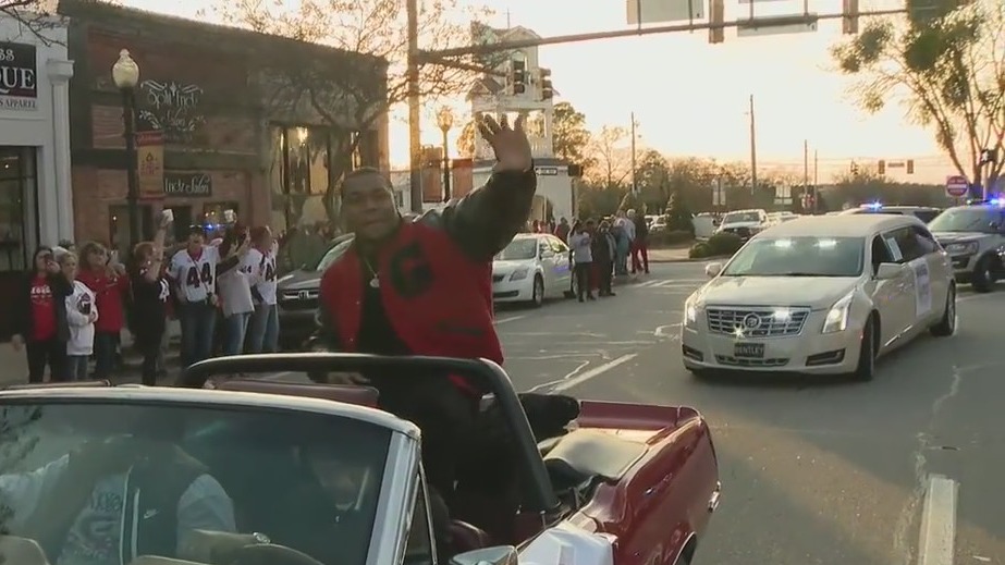 Former Georgia Bulldog Travon Walker has homecoming parade after championship