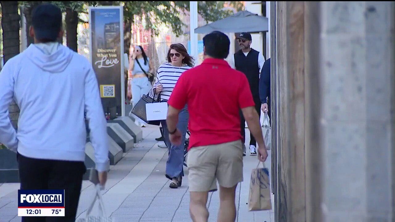Warm Christmas: Last-minute shoppers out in shorts
