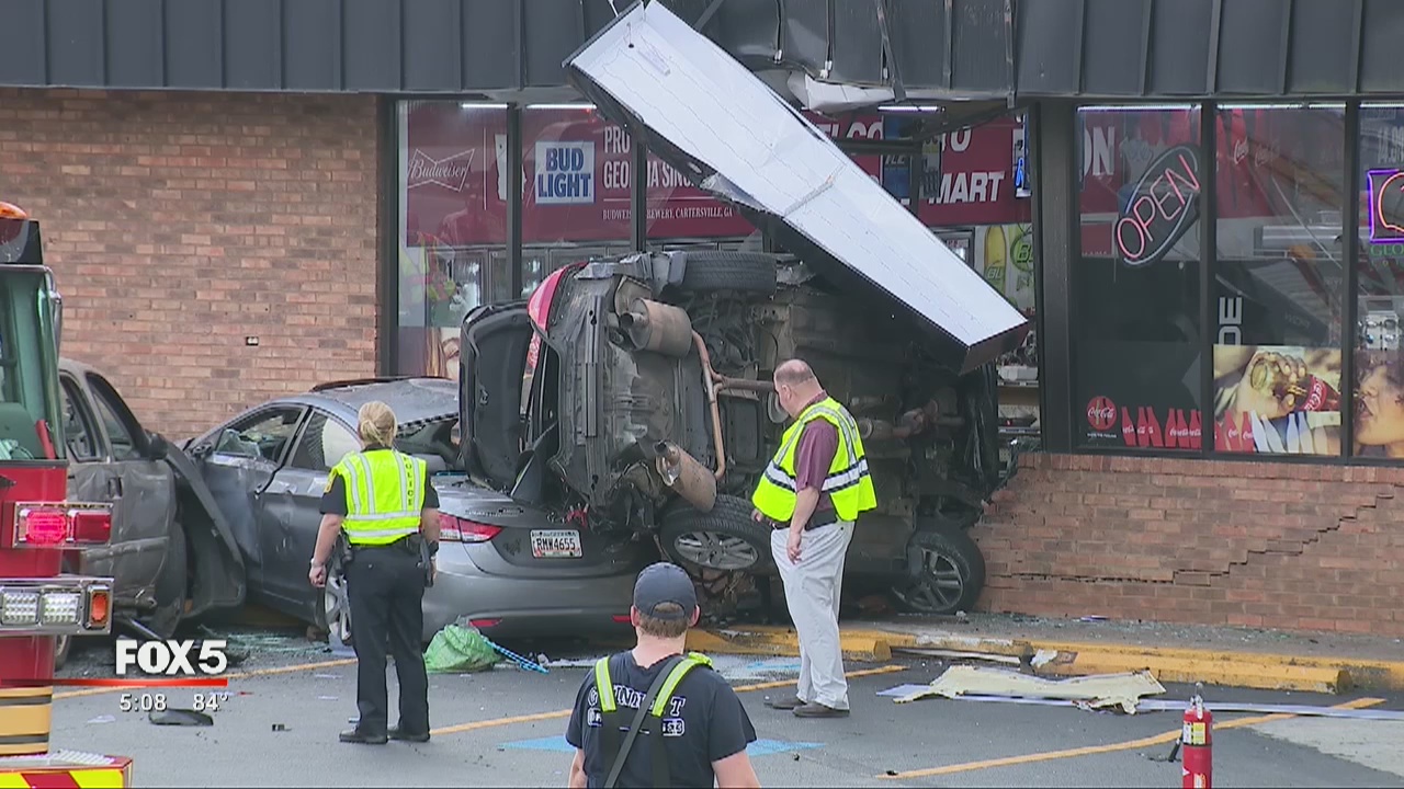 Man dies after driving car into gas station | FOX 5 Atlanta