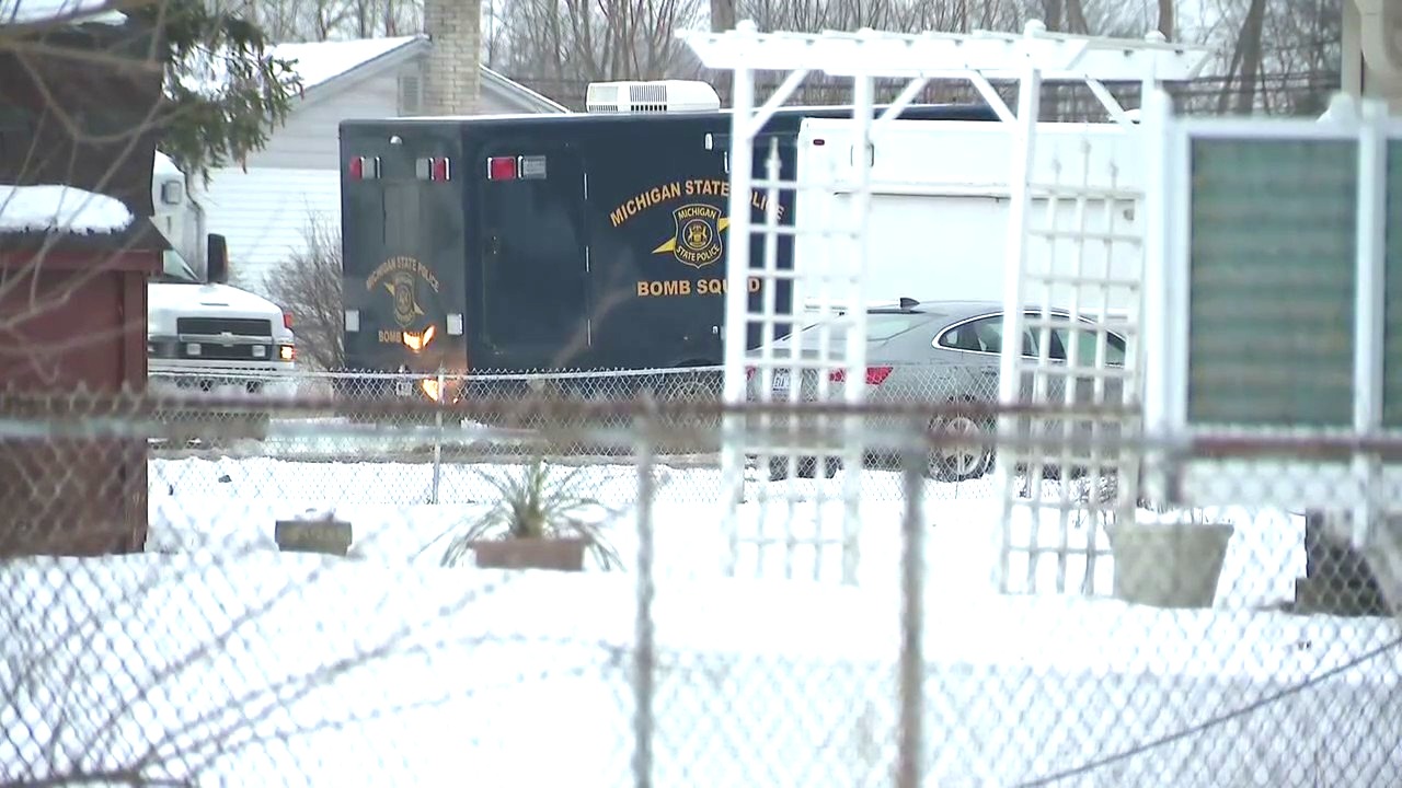 Barricaded gunman in Taylor traded gunshots with police amid standoff