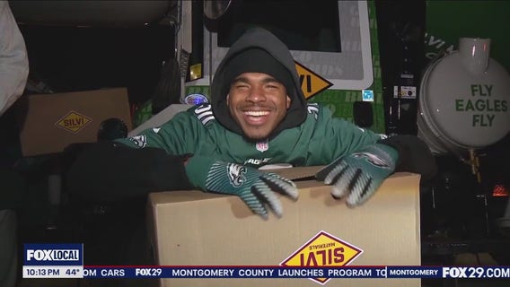 Eagles players hand out Thanksgiving turkeys in Parkside