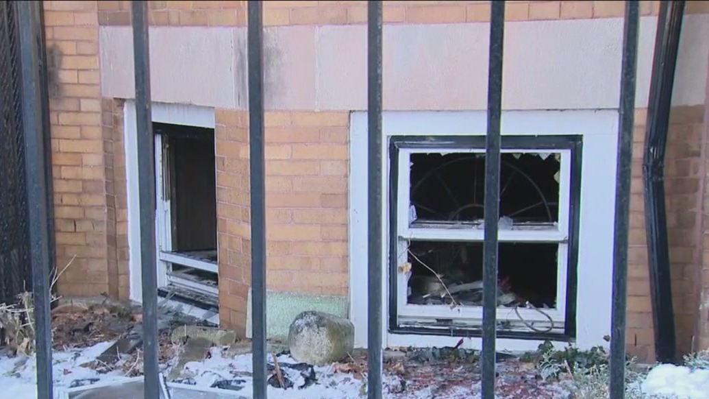 1 critically hurt in Chicago fire