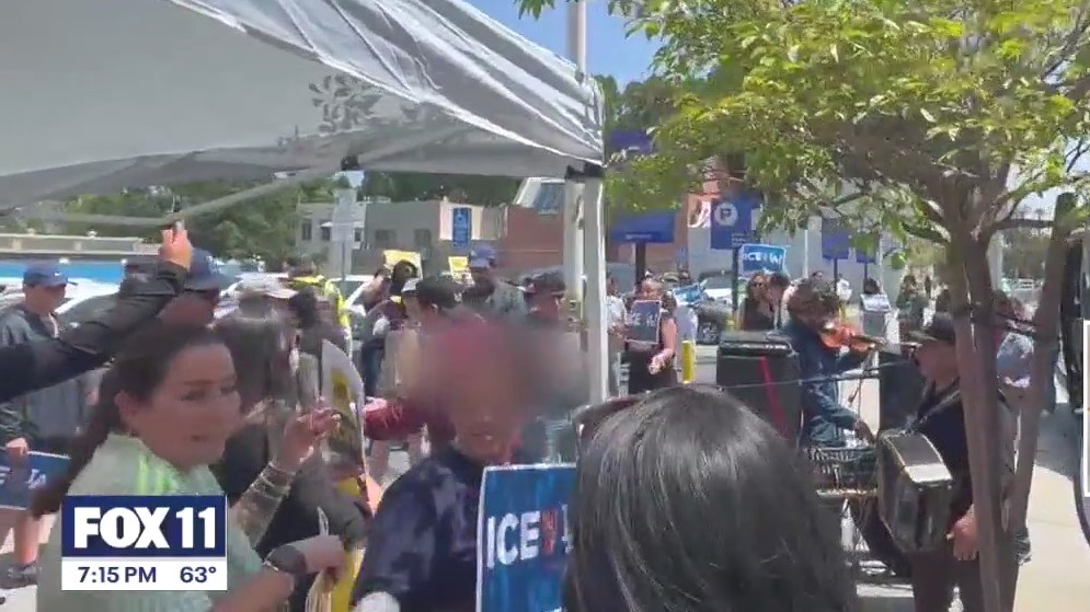 Live music, chats outside hotel housing ICE agents