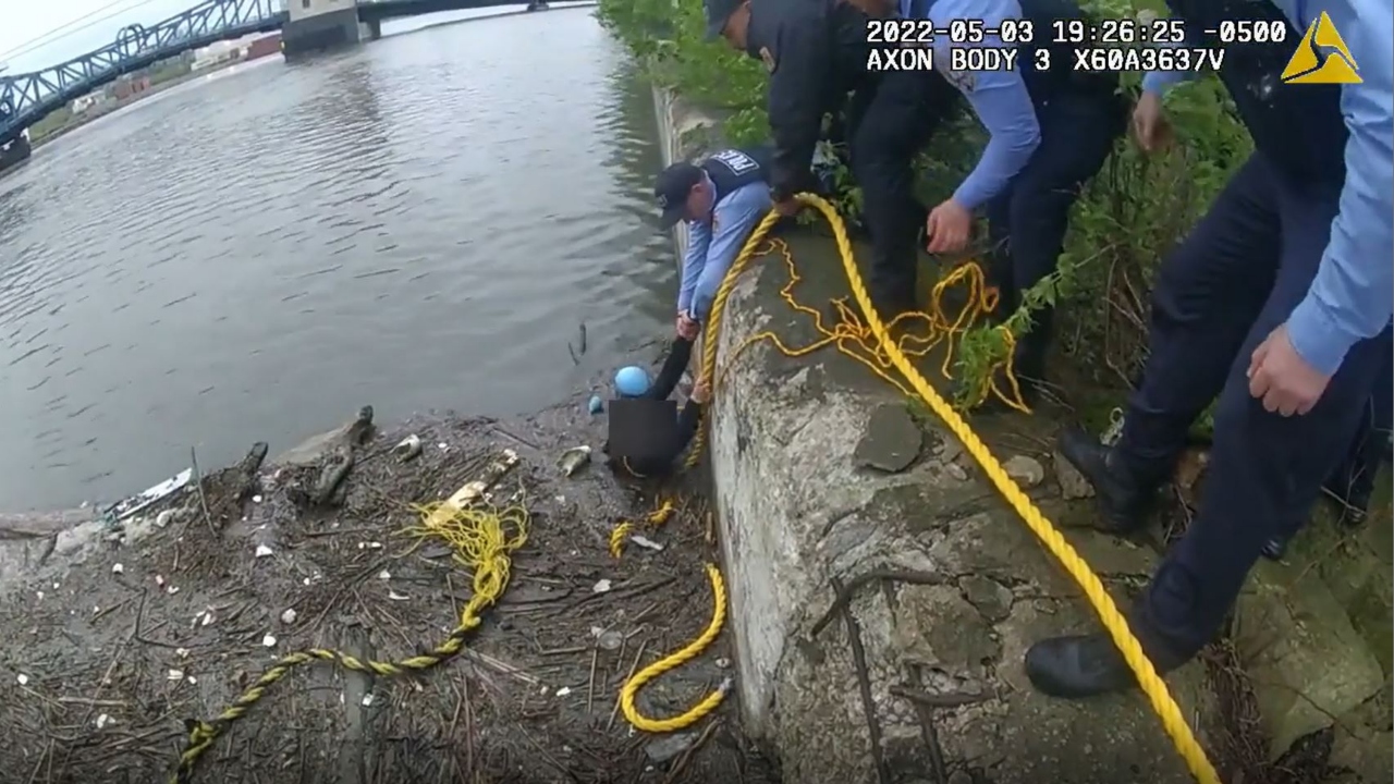 Bodycam video shows Joliet police, fire officials rescue woman from Des ...