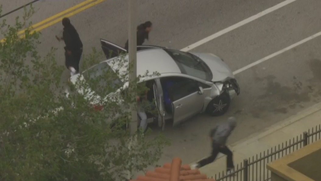 Suspects bolt from car after police chase in South Bay | FOX 11 Los Angeles