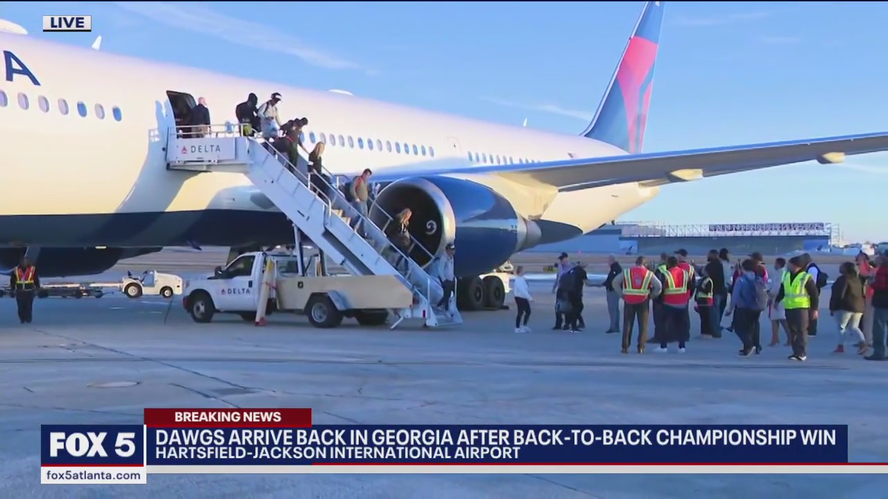 Georgia Bulldogs arrive back in Atlanta to cheers, chanting