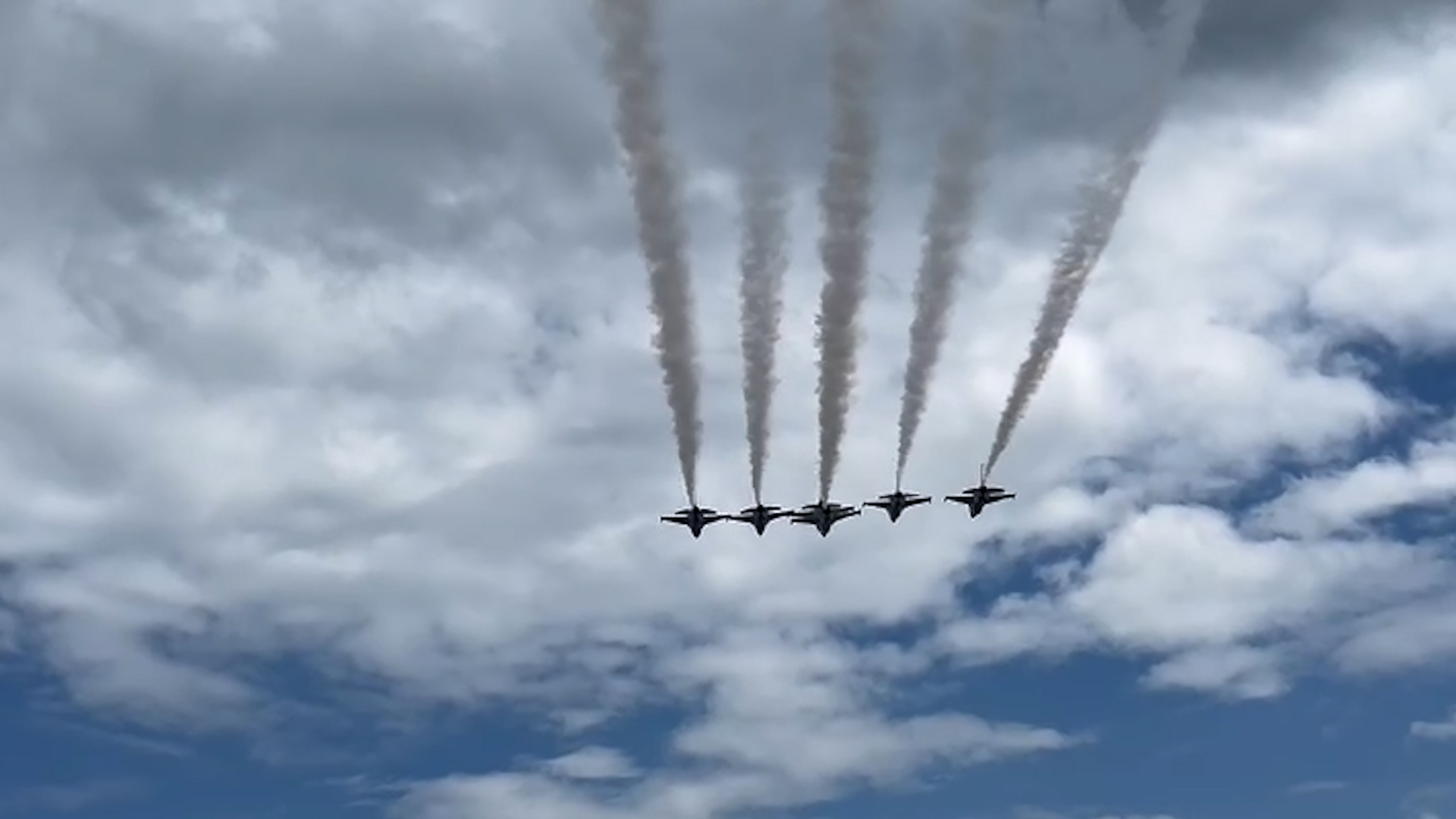Jets fly overhead ahead of Jones Beach air show