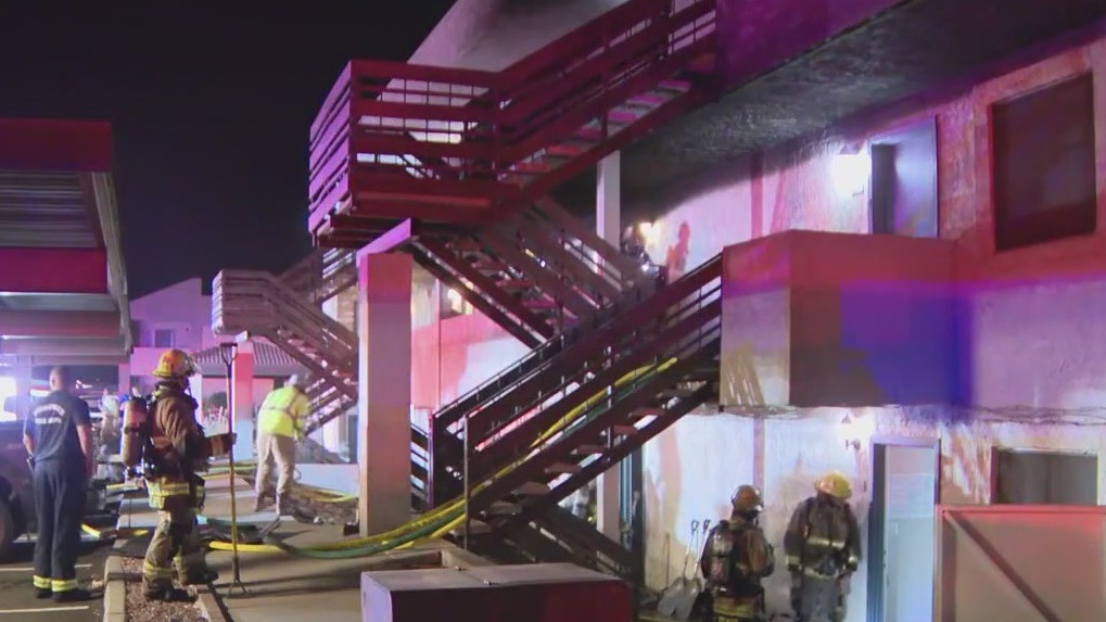 Phoenix apartment fire displaces 13 residents