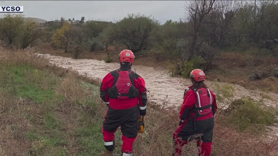 Search continues for missing driver after flash floods in Cordes Lakes
