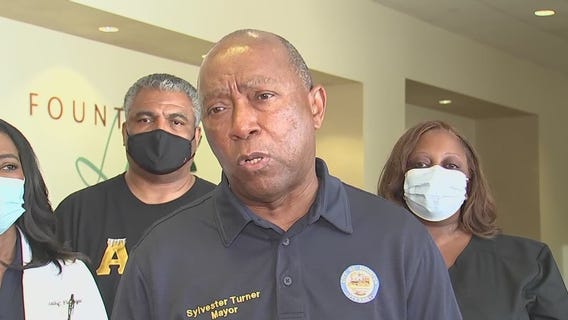 Mayor Sylvester Turner teams up with Krogers to help get Houstonians vaccinated