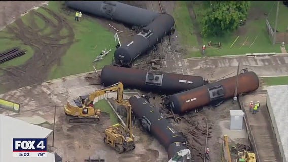 Train derails in downtown Waxahachie