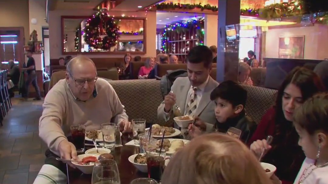 Restaurants open doors to families on Thanksgiving