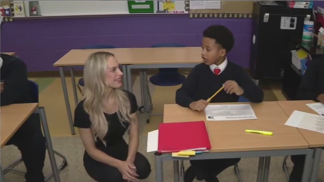 Hooters Wings for the Kids Initiative helps Chicago private school