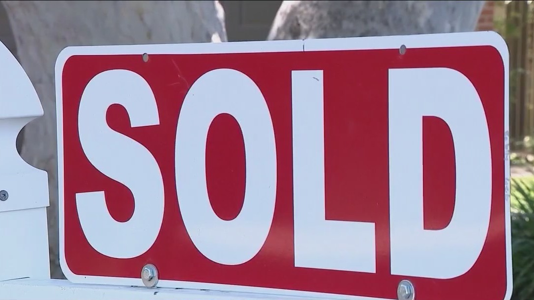 Home sellers around Phoenix continue to pull listings down