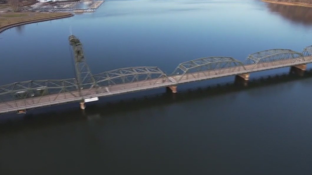 Border battle tug-of-war kicked off Stillwater Liftbridge