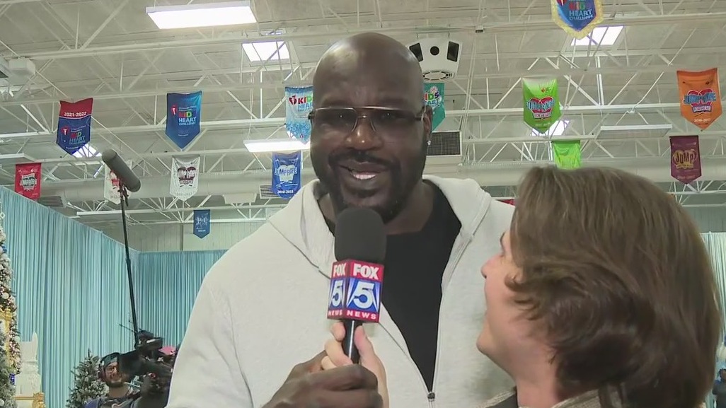 Shaquille O'Neal spreads holiday cheer -- and loves Billy Heath's hair