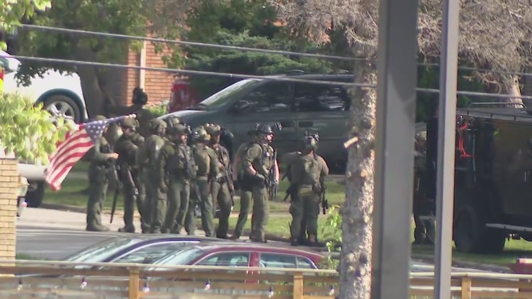 4 dead in barricade situation, house fire in Oak Forest