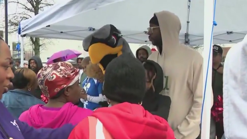 2 Chainz, Walmart Thanksgiving giveaway