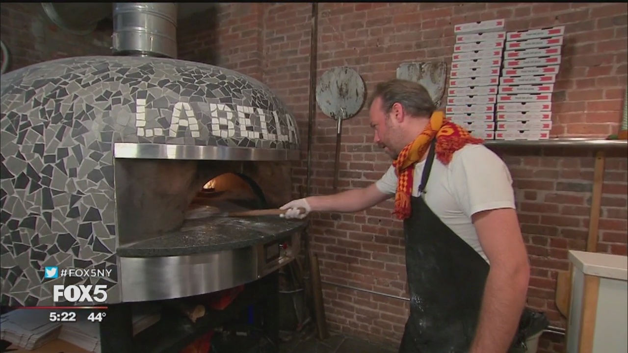 Brooklyn pizzeria opens its doors to the needy on Thanksgiving