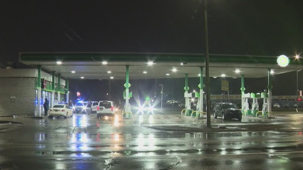 Thief steals car with child inside at Detroit gas station | FOX 2 Detroit