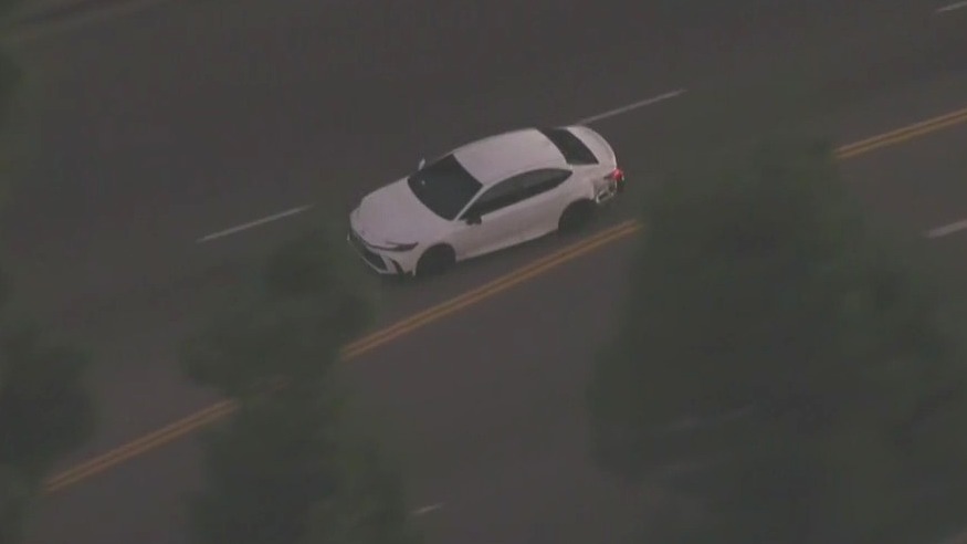 Possibly armed kidnapping suspect leads police chase