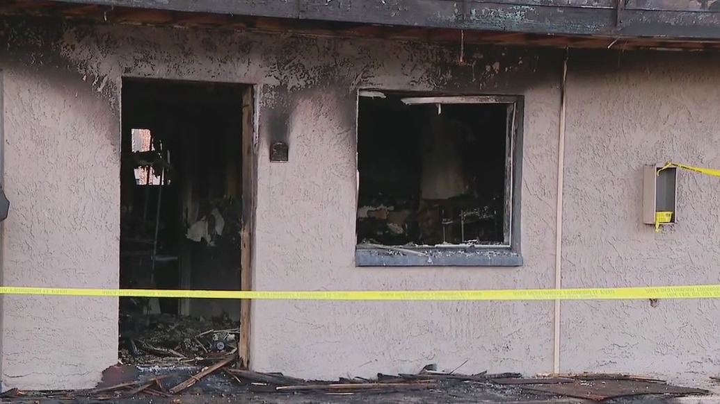 Crews investigate deadly fire at Phoenix apartment complex | FOX 10 Phoenix