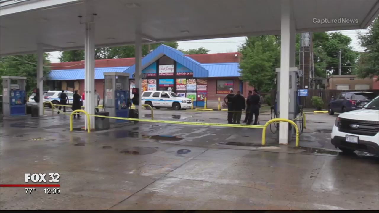 Man shot, carjacked while pumping gas in Calumet Heights | FOX 32 Chicago