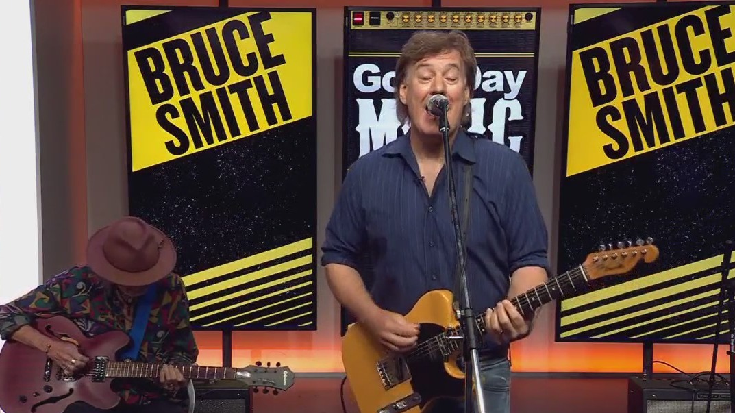 Bruce Smith performs 'Everything I Need'
