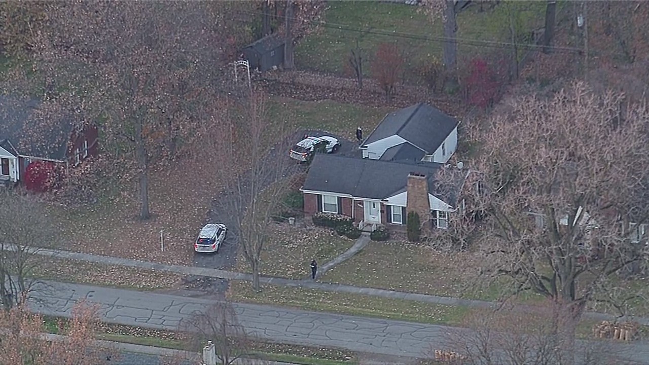 SkyFOX over police manhunt in Redford for murder suspect