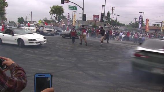 Hundreds of Mexico fans take over Huntington Park intersection
