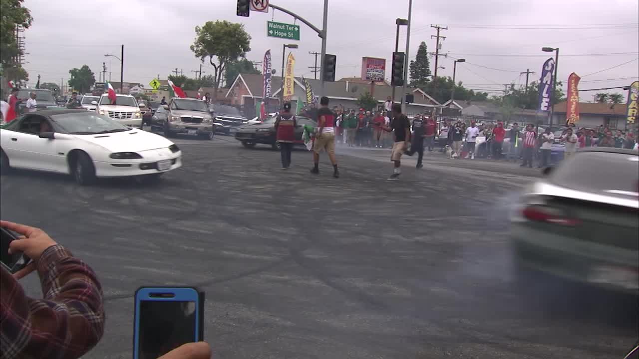 Hundreds of Mexico fans take over Huntington Park intersection