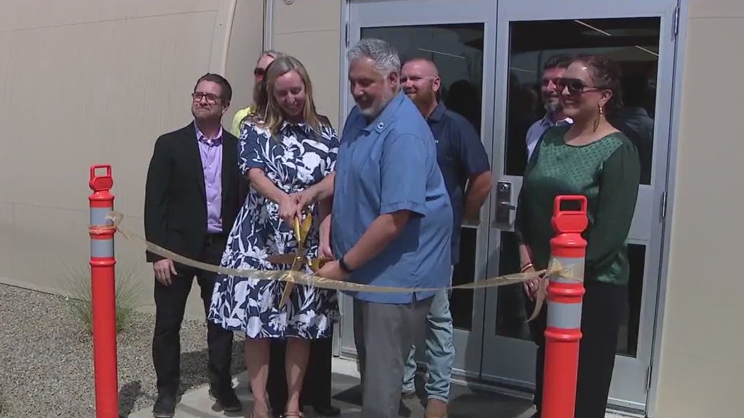 New Phoenix homeless shelter opens with 300 beds | FOX 10 Phoenix