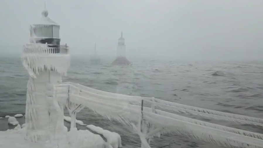 Arctic blast, snow moves into northeast