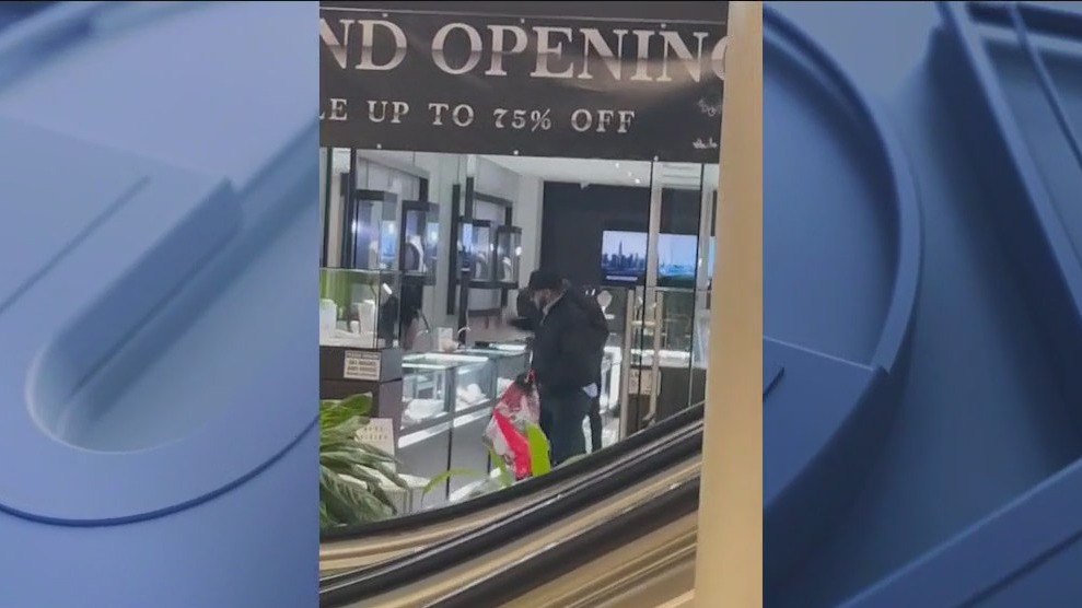 Police search for three men in Harlem Irving Plaza jewelry store robbery