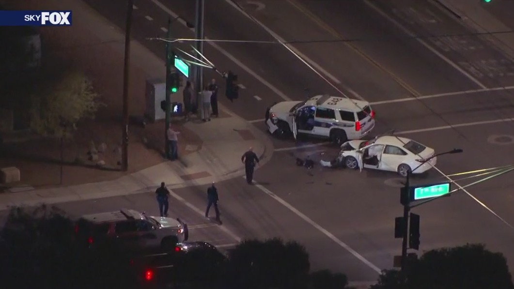 Phoenix officer hurt in crash