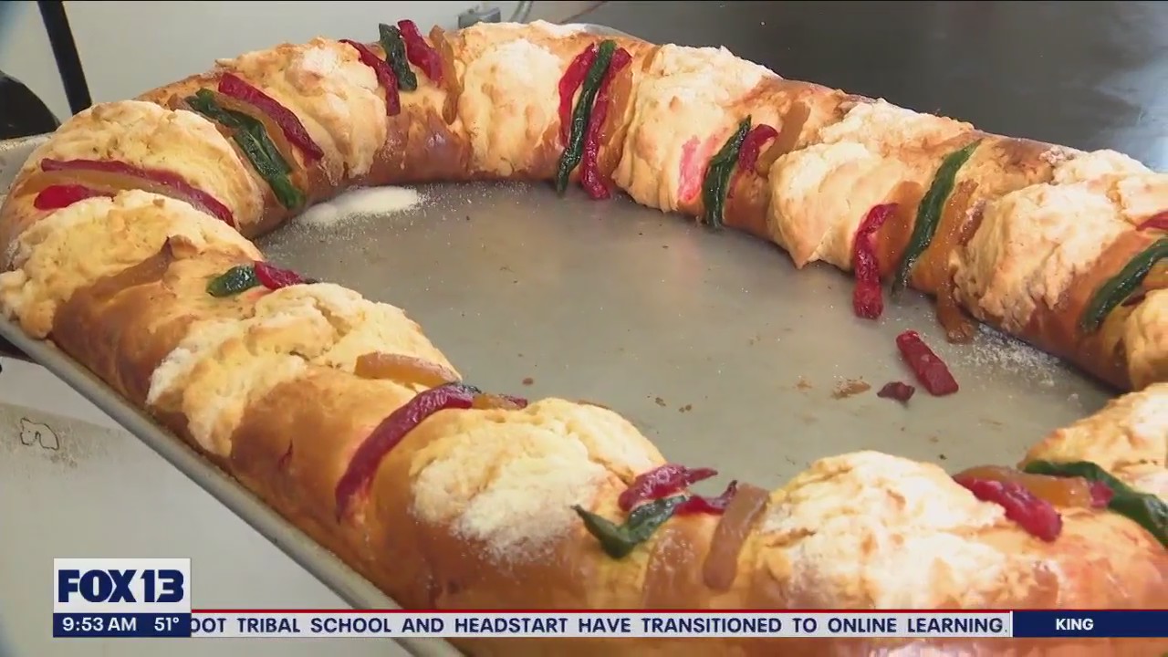 Bakery sells Rosca de Reyes for Three Kings Day