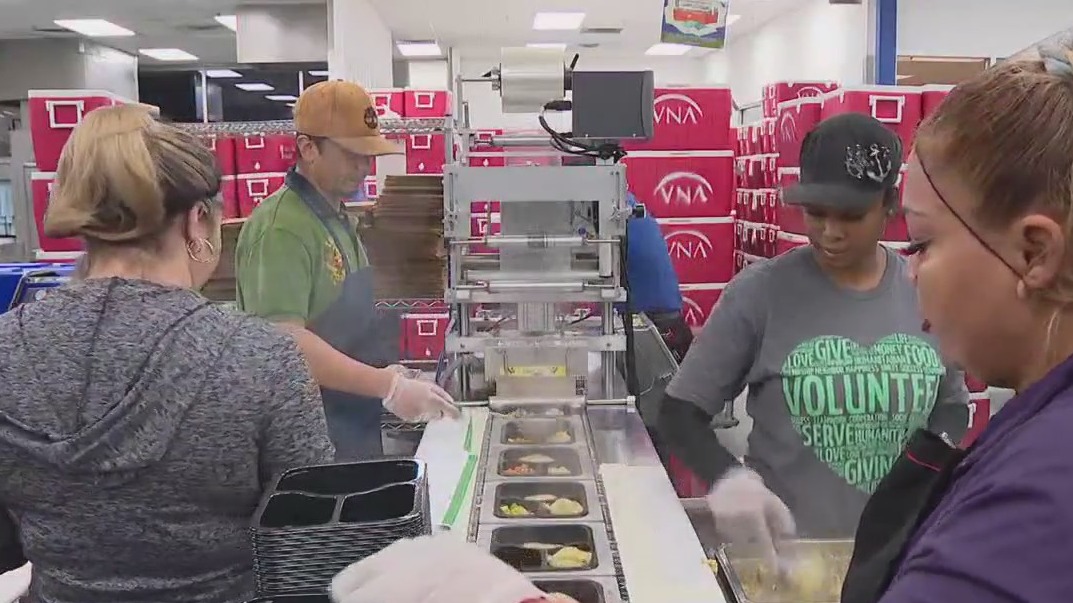 VNA Meals on Wheels volunteers prepare holiday dinner | FOX 4 Dallas ...