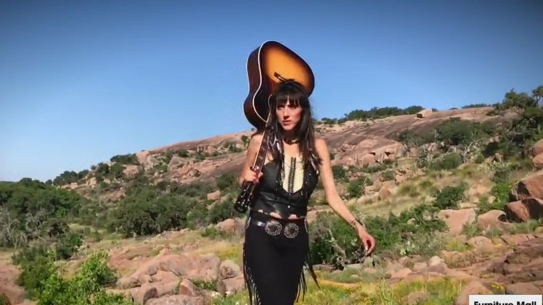 Patricia Vonne performs 'Top of the Mountain'