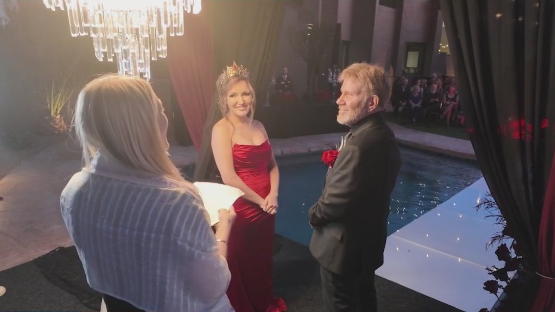 Phoenix couple ties the knot on Halloween night